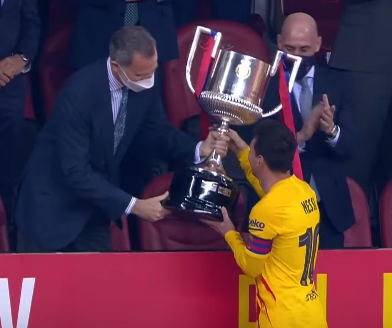 Леонель Месси получил Кубок от Короля Испании
