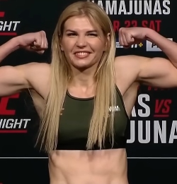 Дарья Железнякова дебютировала в UFC