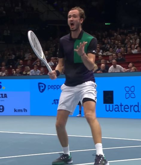 Медведев вышел в финал в Вене 