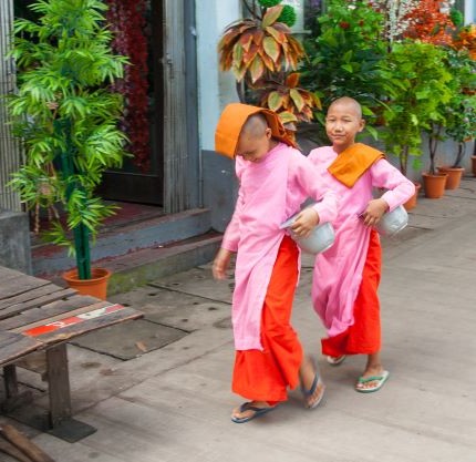 Оранжевый цвет - будисты